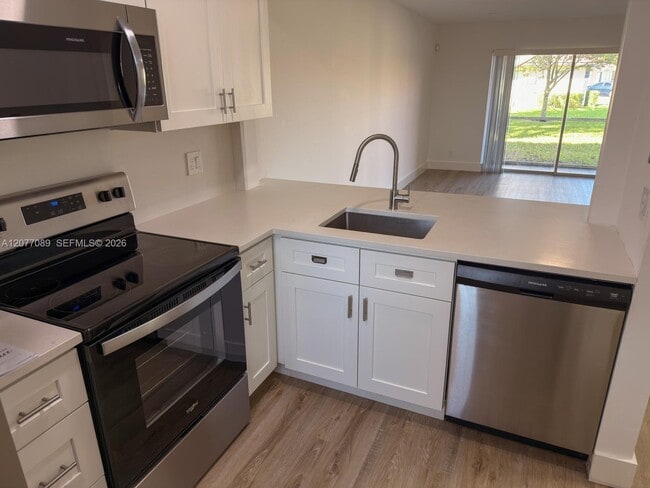 Building Photo - 9937 Three Lakes Cir