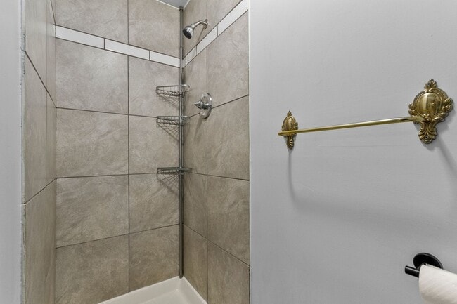 Building Photo - Charming Circlewood Cottage Available NOW!