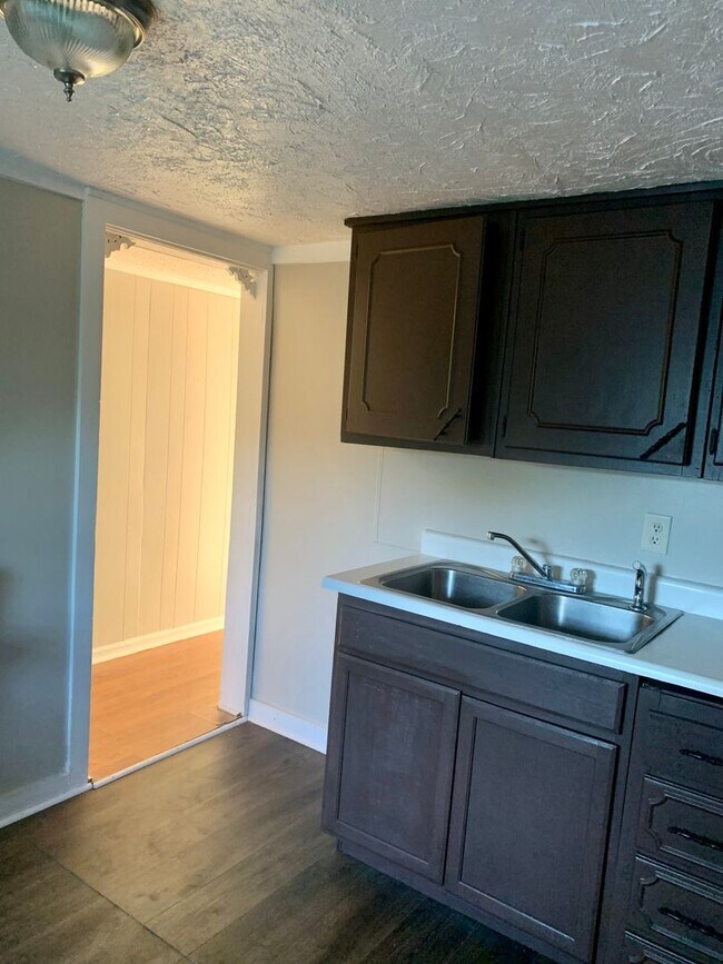 Building Photo - 308 N 14th St