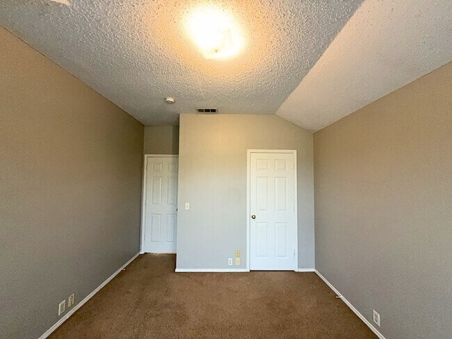 Building Photo - 2805 Crater Lake Ln