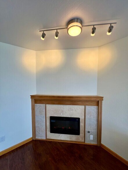 Building Photo - 975 CA-1