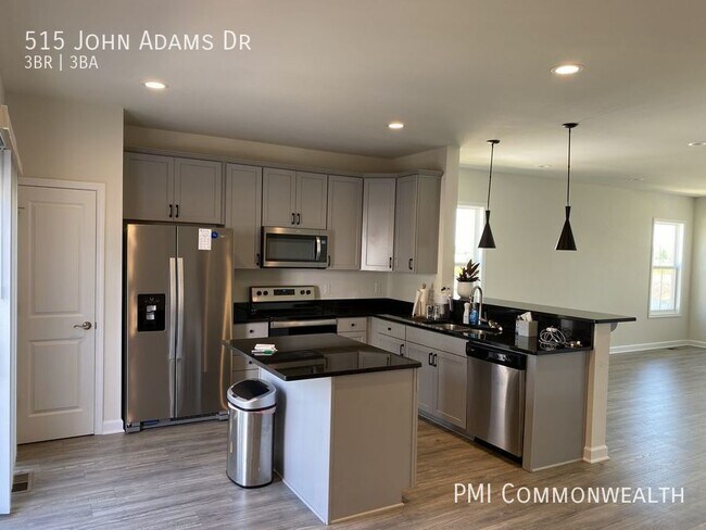 Building Photo - 3 Bed / 3 Bath Townhouse (Available 8/10/23)