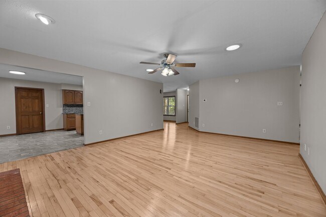 Building Photo - 506 River Rd