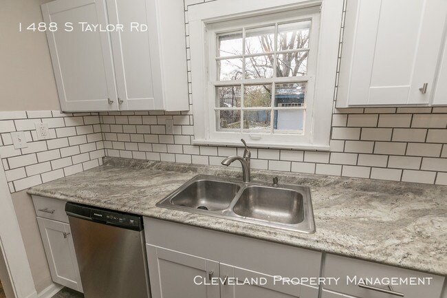Building Photo - Charming 3 Bedroom Home