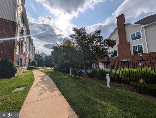 Building Photo - 4852 Eisenhower Ave