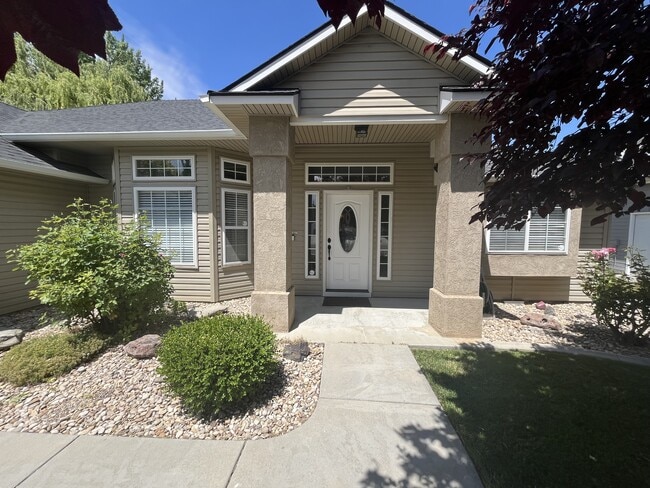 Building Photo - 1820 W Camelot Dr