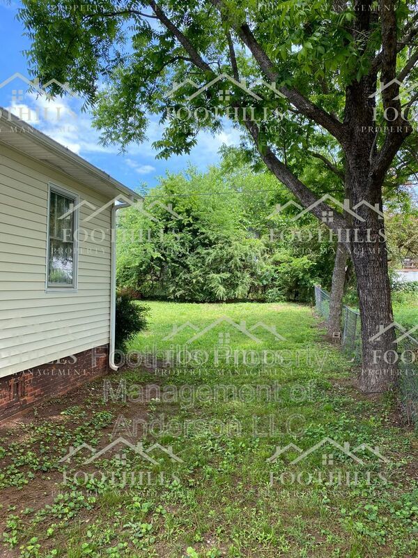 Building Photo - 37 Sirrine St