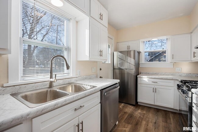 Building Photo - 400 E Virginia Ave