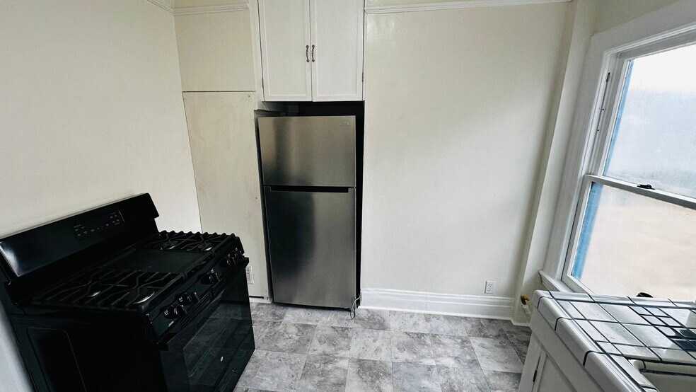 Kitchen - 143 E 10th St