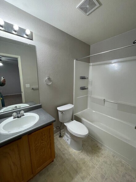 Building Photo - 6511 Stagecoach Ave