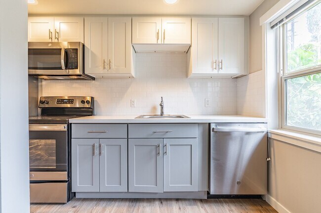 Building Photo - Charming Ballard  Daylight One Bedroom Plu...
