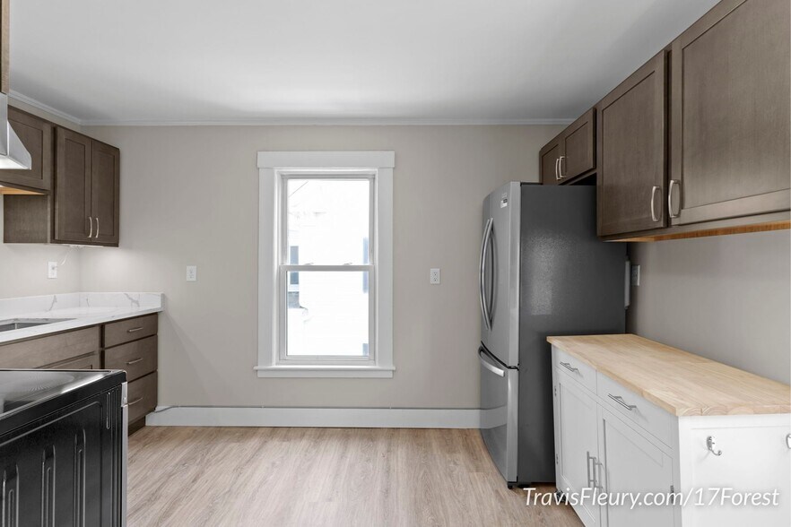 Eat-in Kitchen - 17 Forest St