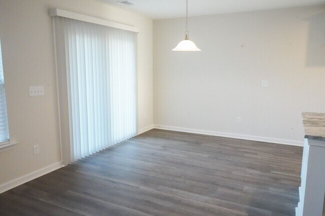 Building Photo - AVAILABLE NOW!