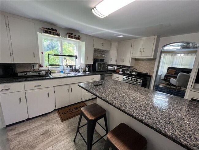 Building Photo - Fully Furnished 4 Bed Single Family House ...