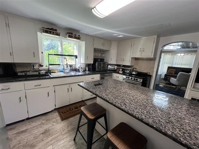 Building Photo - Fully Furnished Single Family House for Re...