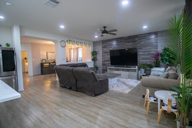 Building Photo - 2105 Ebony Dove St