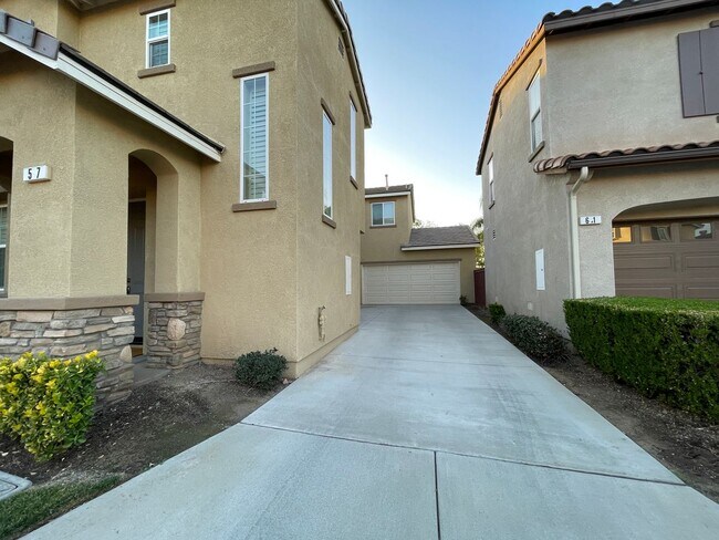 Building Photo - 3 bedroom, 2.5 bath Home located in the Gated College Lane Community in Redlands, CA