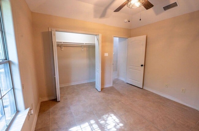 Building Photo - 204 N Espana Dr