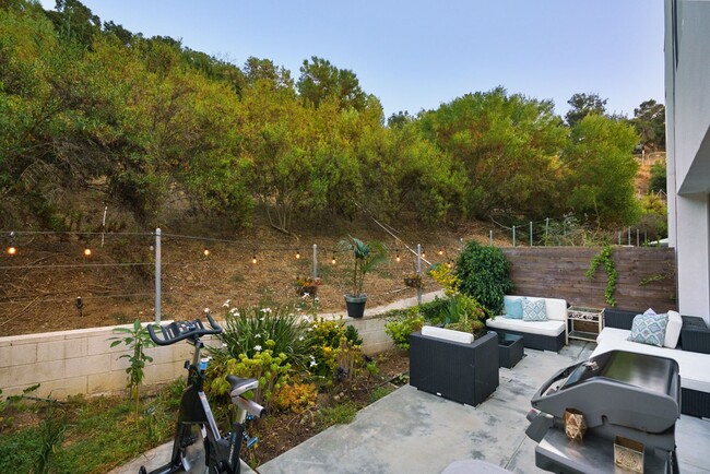 Building Photo - Gorgeous Home in the Elysian Valley Hills ...