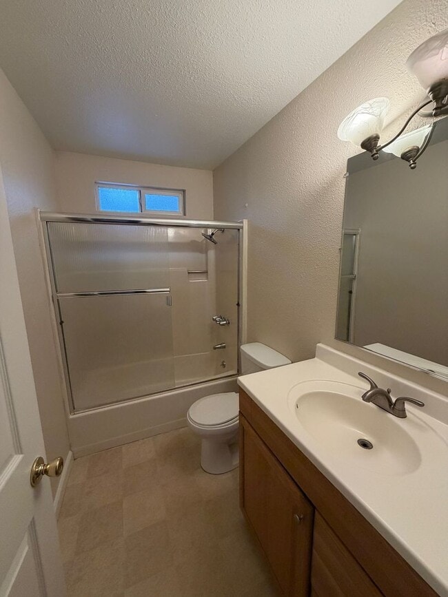 Building Photo - AVAILABLE NOW!!  Adorable Unit Near Downtown Sonora!  Newly Painted Throughout!