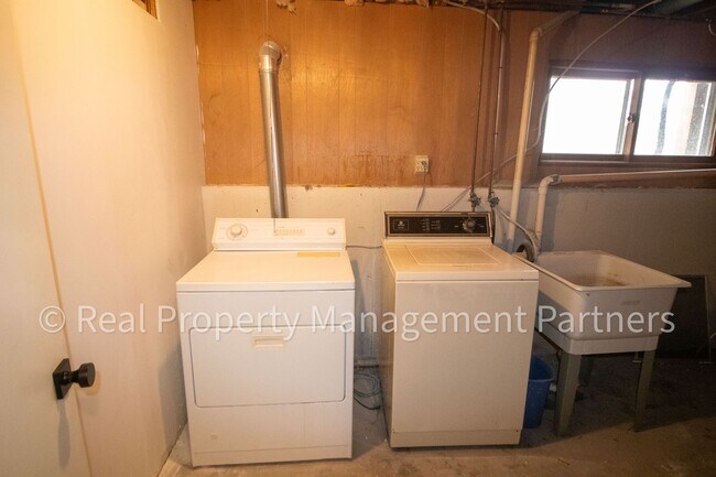 Building Photo - Fully Renovated 5 Bed, 2 Bath Home Near Breton Village