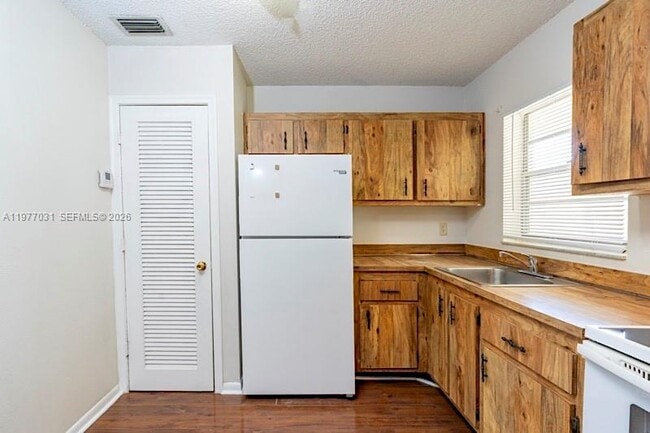 Building Photo - 5192 NE 6th Ave