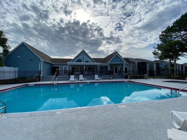 Building Photo - ** Move in Special $500 off your first months rent** FABULOUS 2 Bedroom/1 Bath Condo!!