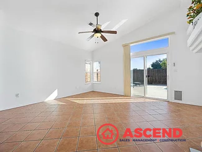 Building Photo - Beautiful 4 Bedroom Home In The Southwest!