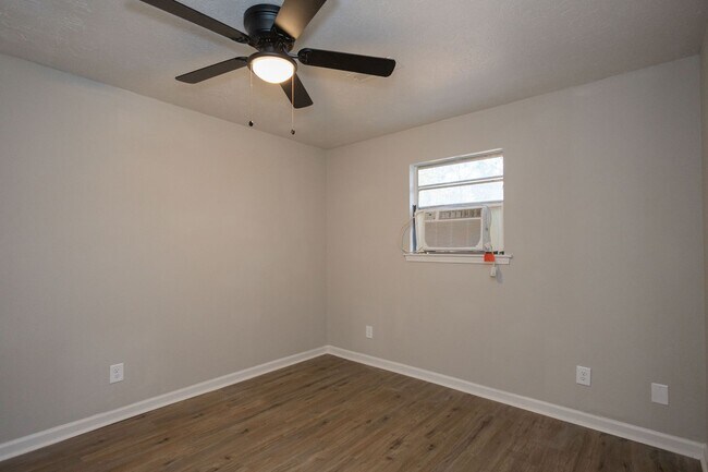 Building Photo - 1013 W Slaton Ave