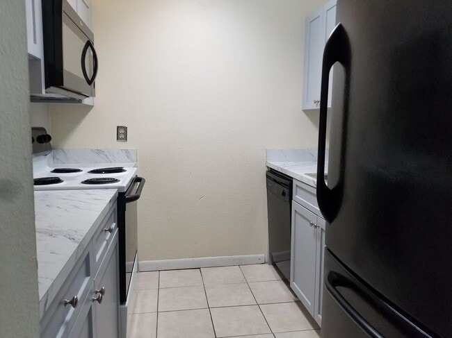 Building Photo - Move in Ready One Bedroom Condo with Resort-Style Amenities