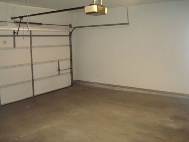 Building Photo - Cute Townhouse in Desirable Area- Close to...