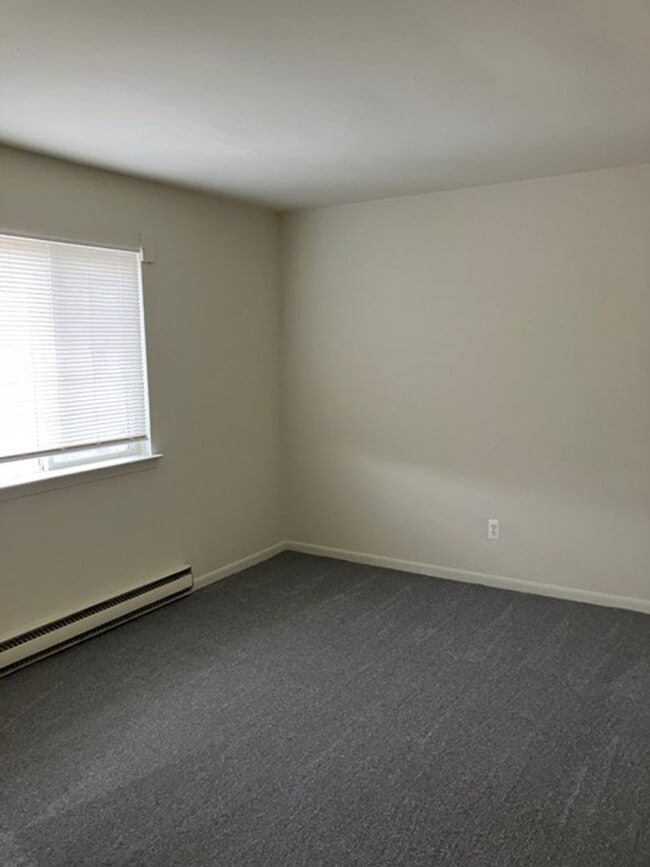 Building Photo - RANCH STYLE 2 BEDROOM DUPLEX FOR LEASE