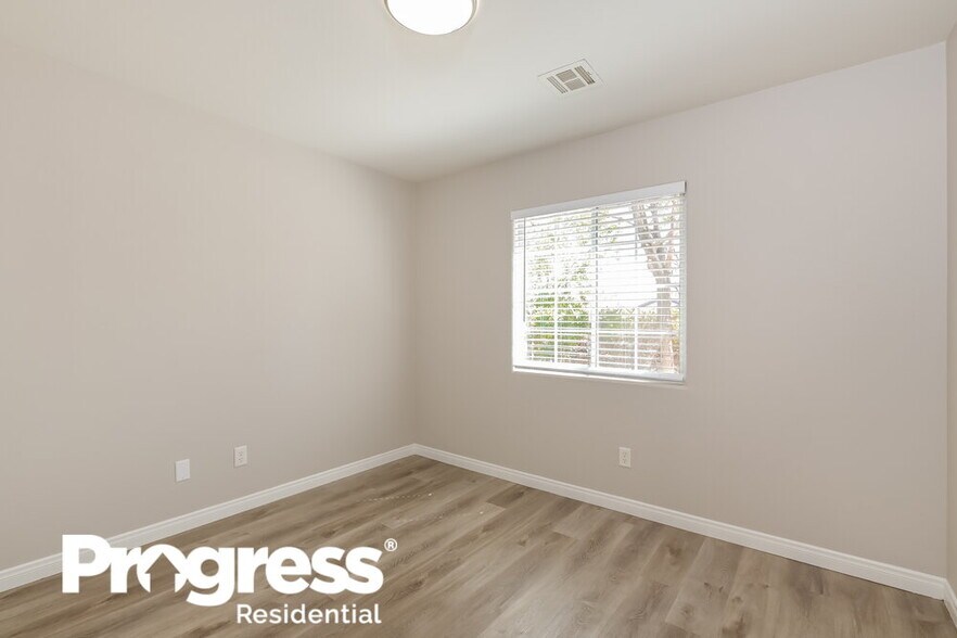 Building Photo - 1075 Silver Star St