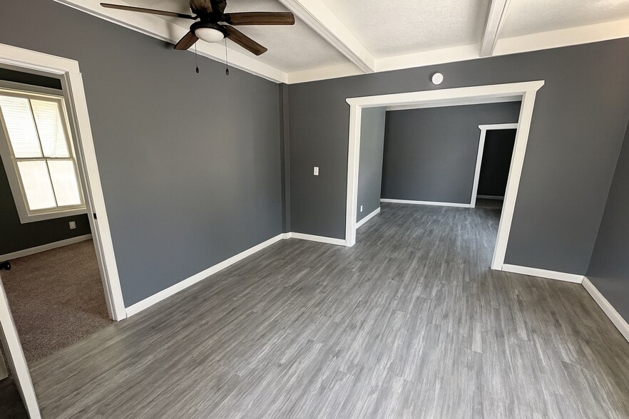 Building Photo - 857 E Knox St