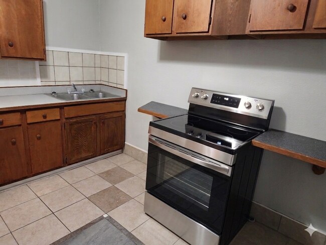 Building Photo - 1531 E 5th St