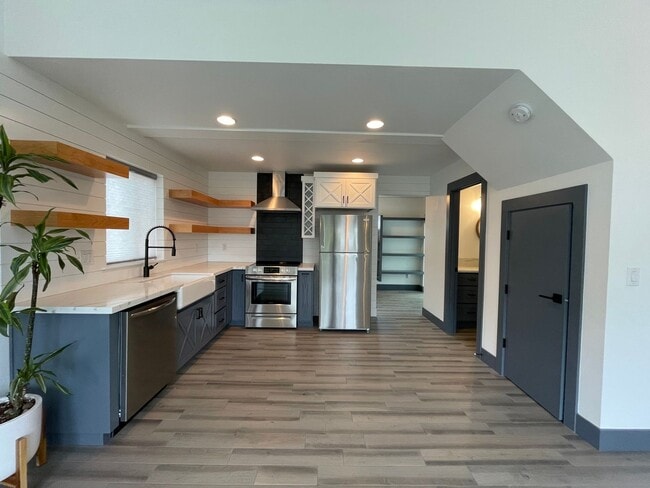 Building Photo - Charming 1Bed 1Bath Modern 2 Story Cottage with Fabulous Updates! Washer & Dryer Hook-ups!