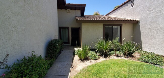 Building Photo - Cozy 2 bedroom 2 Bath home near Stowell and Broadway!