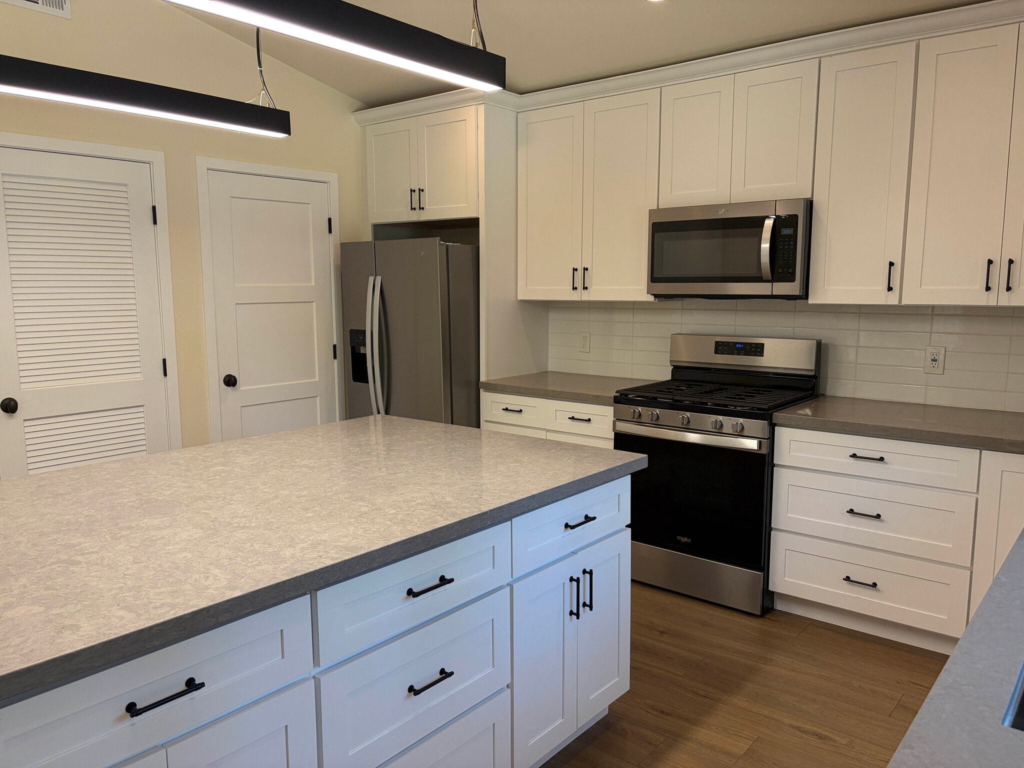 Kitchen w/ walk-in Pantry & Laundry - 19334 Topham St