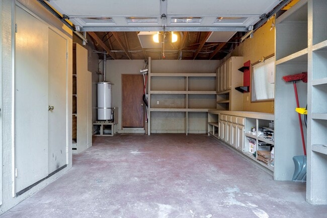 Building Photo - Centrally Located 3 Bedroom House with Fully Fenced in Backyard- Pet Friendly!