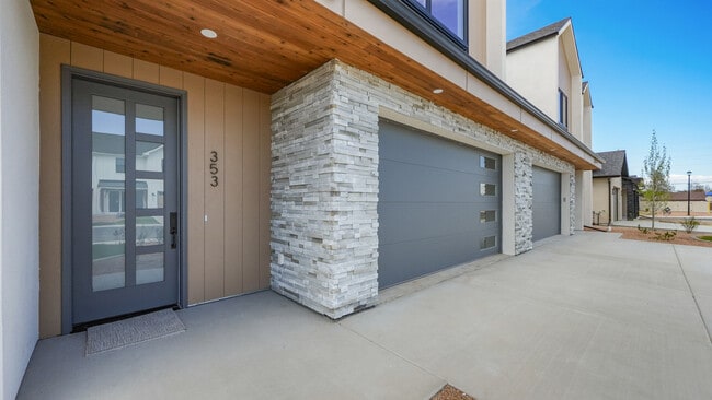 Building Photo - 353 Toms Cyn Dr