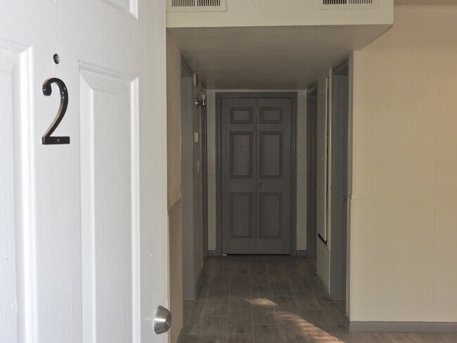 Building Photo - 408 E Coombs St