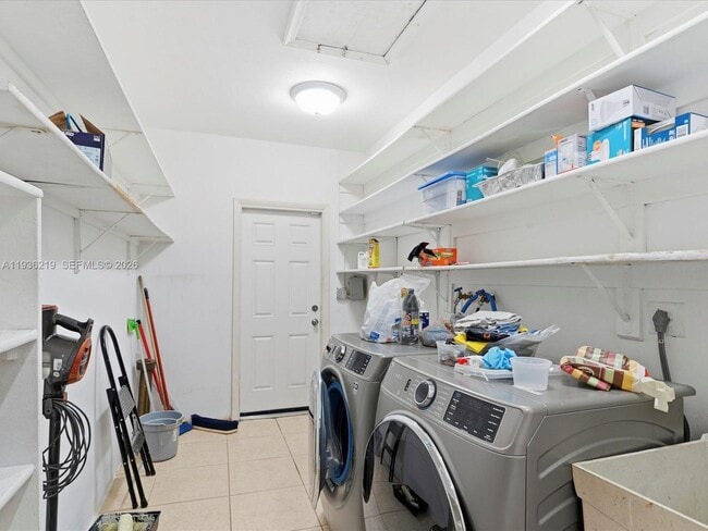 Building Photo - 21151 NE 22nd Ct