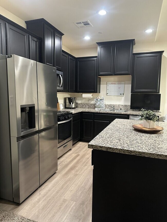 Building Photo - 799 W Brown Ave