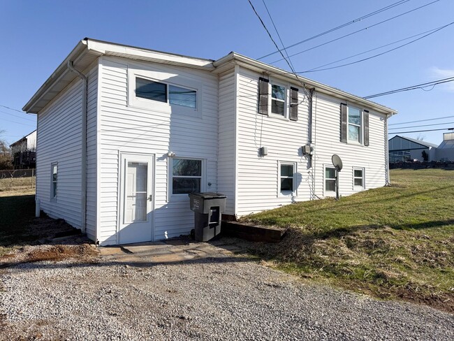 Building Photo - 4 Bedroom Two-Story Home with Large Yard, Lawn Care Included