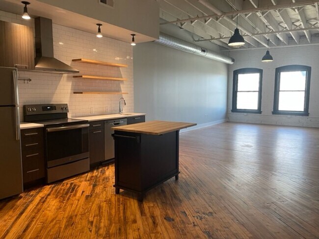 Building Photo - HUGE Apartment Available at Farnam Hill Lo...