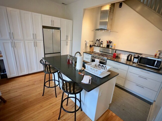 Building Photo - 5444 Claybourne St