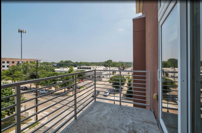 Building Photo - Prime location with City Views!!