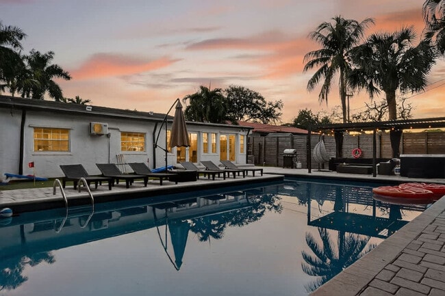 Building Photo - 2423 NE 202nd St