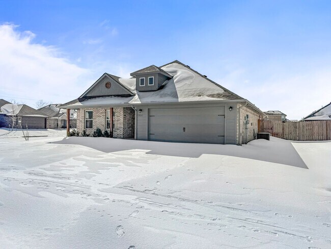 Building Photo - Beautiful and Nearly New 4BR 2BA Home w/ Stylish Finishes + Car Garage in Sherman