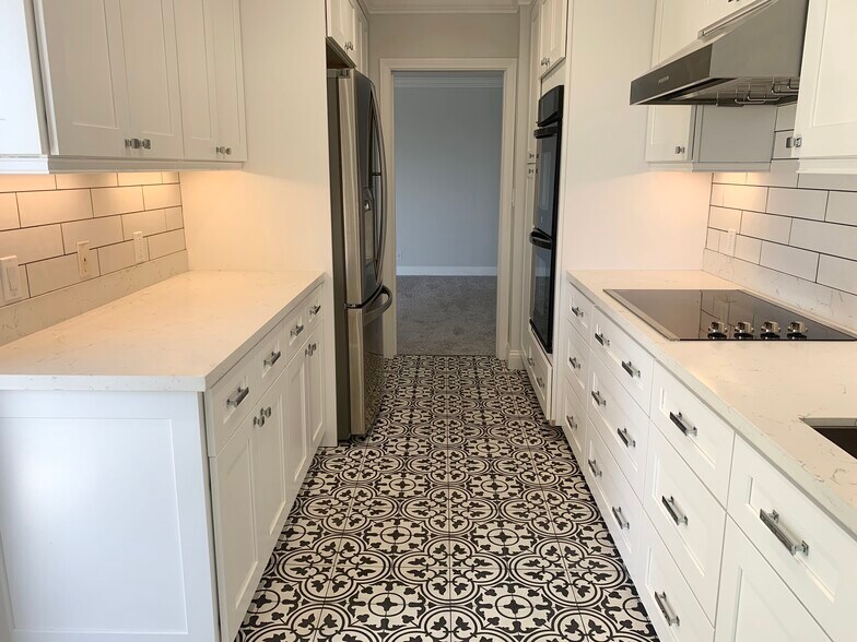 Building Photo - 7560 Hollywood Blvd